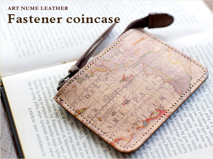 アートヌメレザーシリーズのファスナーコインケース「アンティークマップ」柄です。