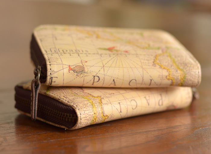 一枚革を使用している為、底にも継ぎ目はございません。