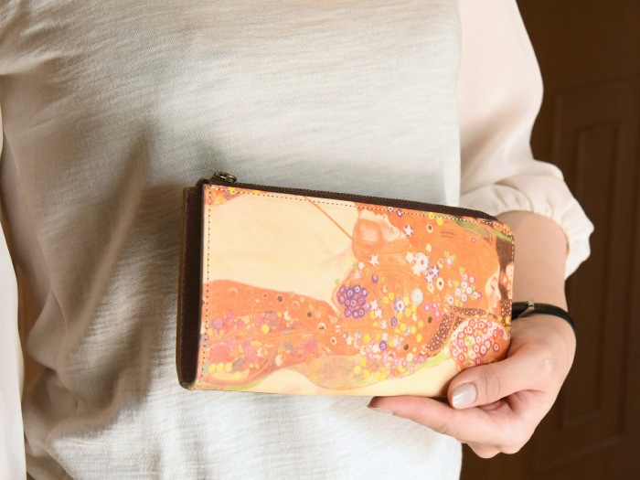 表面にはアートが施された大きな一枚革を使い、手に取るたびに気分を上げてくれます