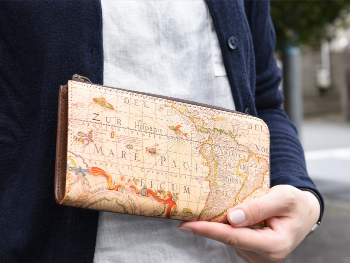 表面にはアートが施された大きな一枚革を使い、手に取るたびに気分を上げてくれます