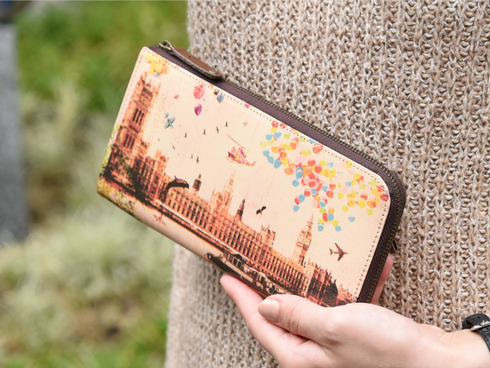 表面にはアートが施された大きな一枚革を使い、手に取るたびに気分を上げてくれます