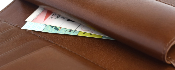 カード段と小銭入れの背面ポケットは、切符やチケット収納など、マルチにお使いいただけます。