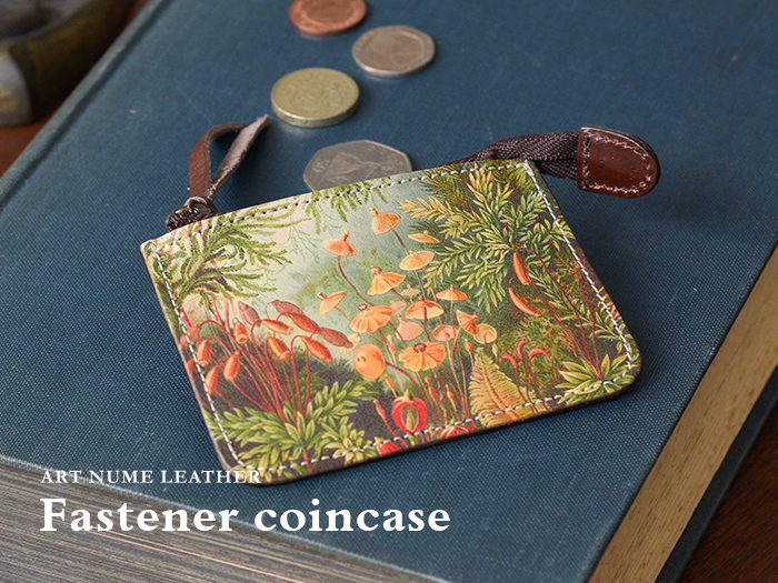 アートヌメレザーシリーズのファスナーコインケース「苔」柄です。