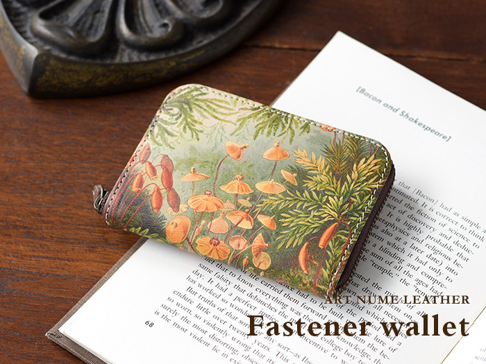 アートヌメレザーシリーズのファスナーウォレット「苔」柄です。
