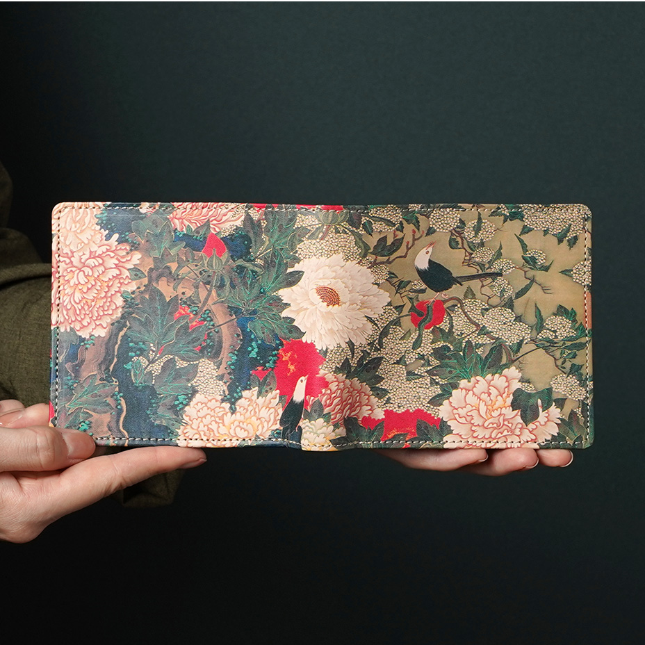 ヌメ革に映えるインパクト抜群の美しいアート