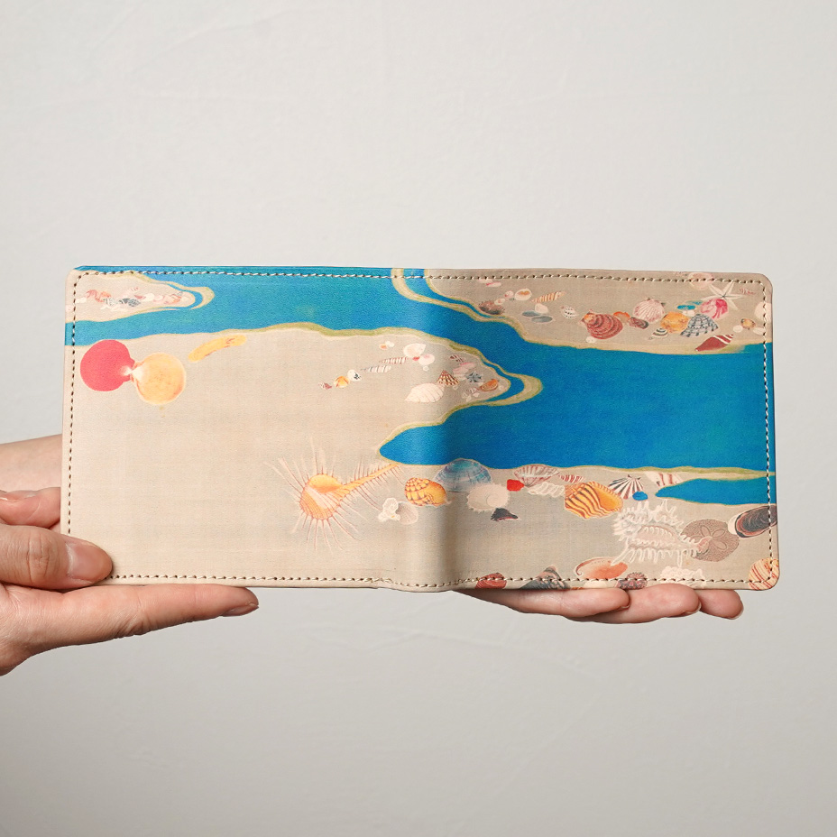 ヌメ革に映えるインパクト抜群の美しいアート