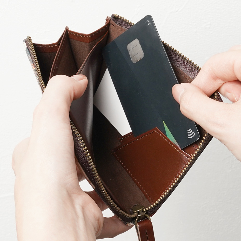 角度を気にせず出し入れできる「カードホルダー」