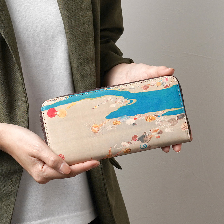 ヌメ革に映えるインパクト抜群の美しいアート