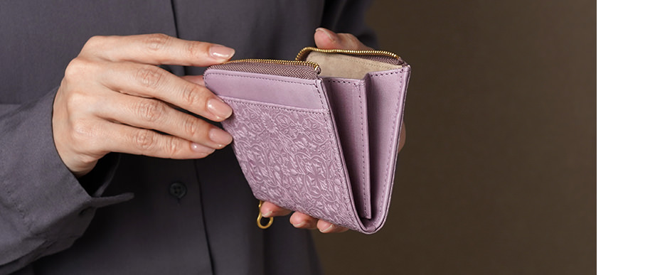 クラシックパープル 商品画像持つ