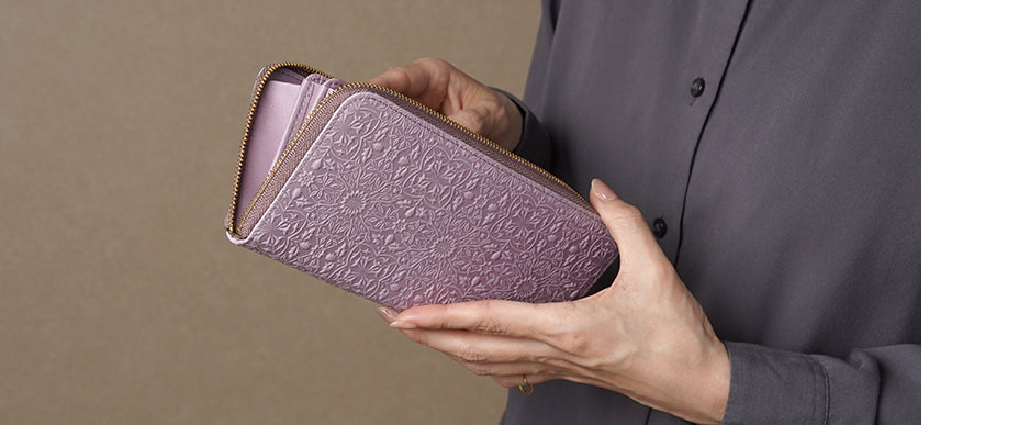 クラシックパープル 商品画像持つ