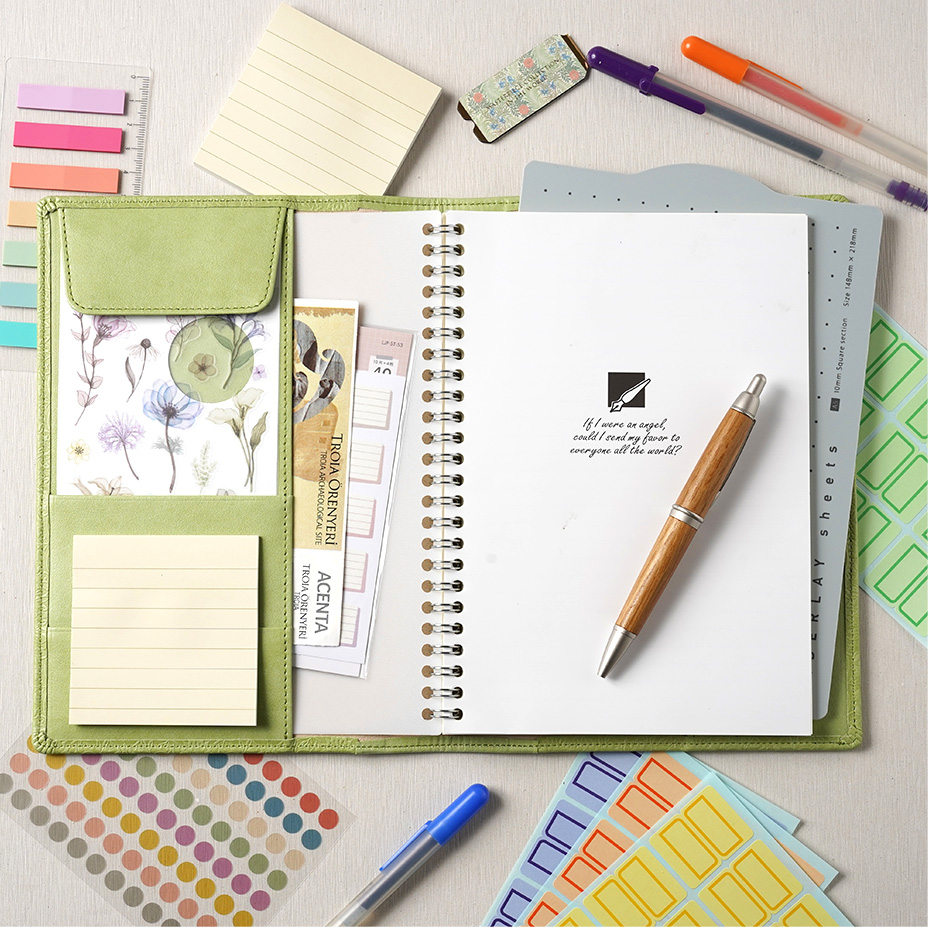 手帳を楽しむ人に嬉しい多機能ポケット