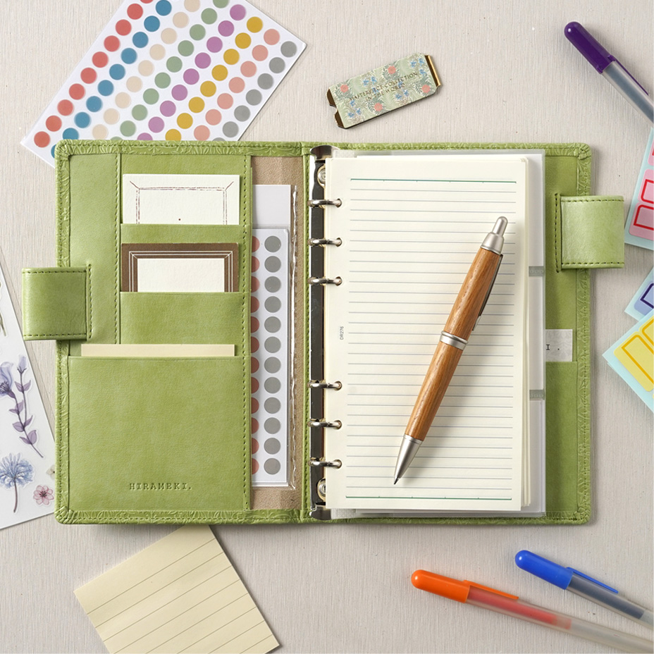 手帳を楽しむ人に嬉しい多機能ポケット