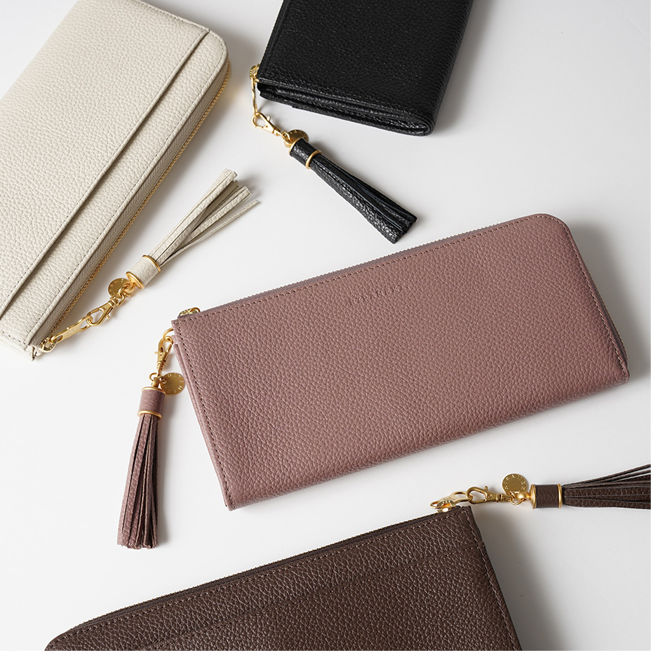 同色のタッセルチャームで華やかさをプラス