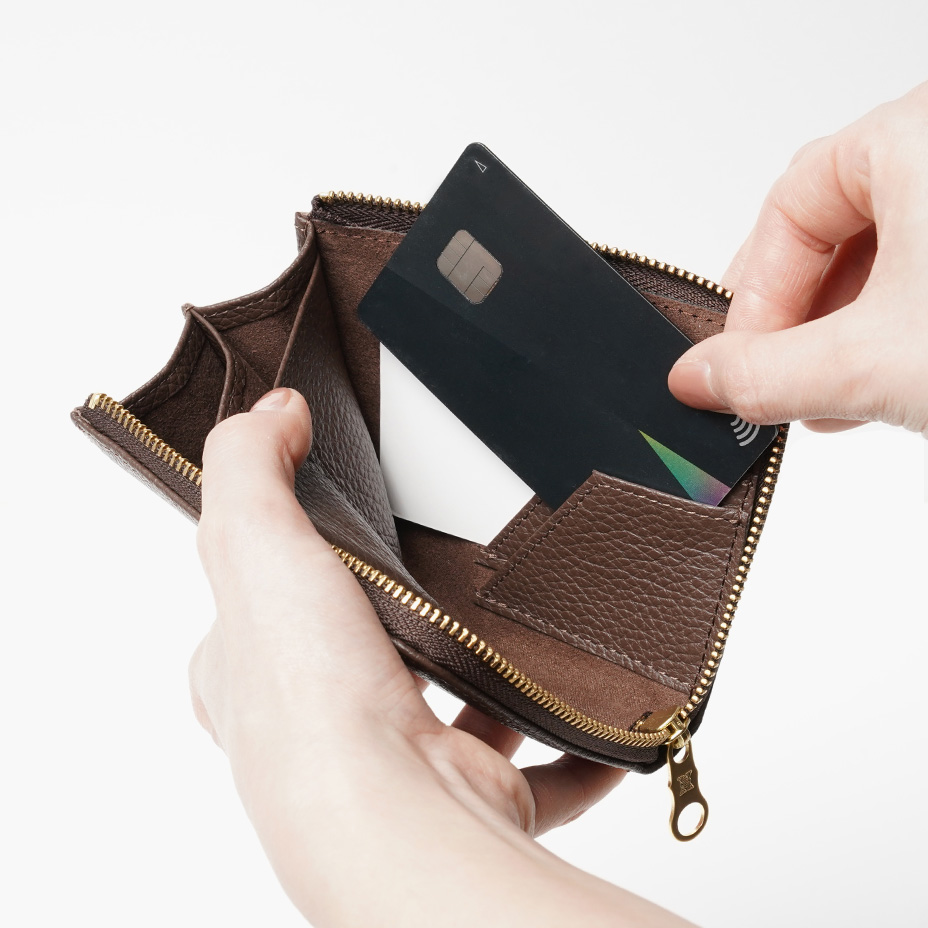 角度を気にせず出し入れできる「カードホルダー」