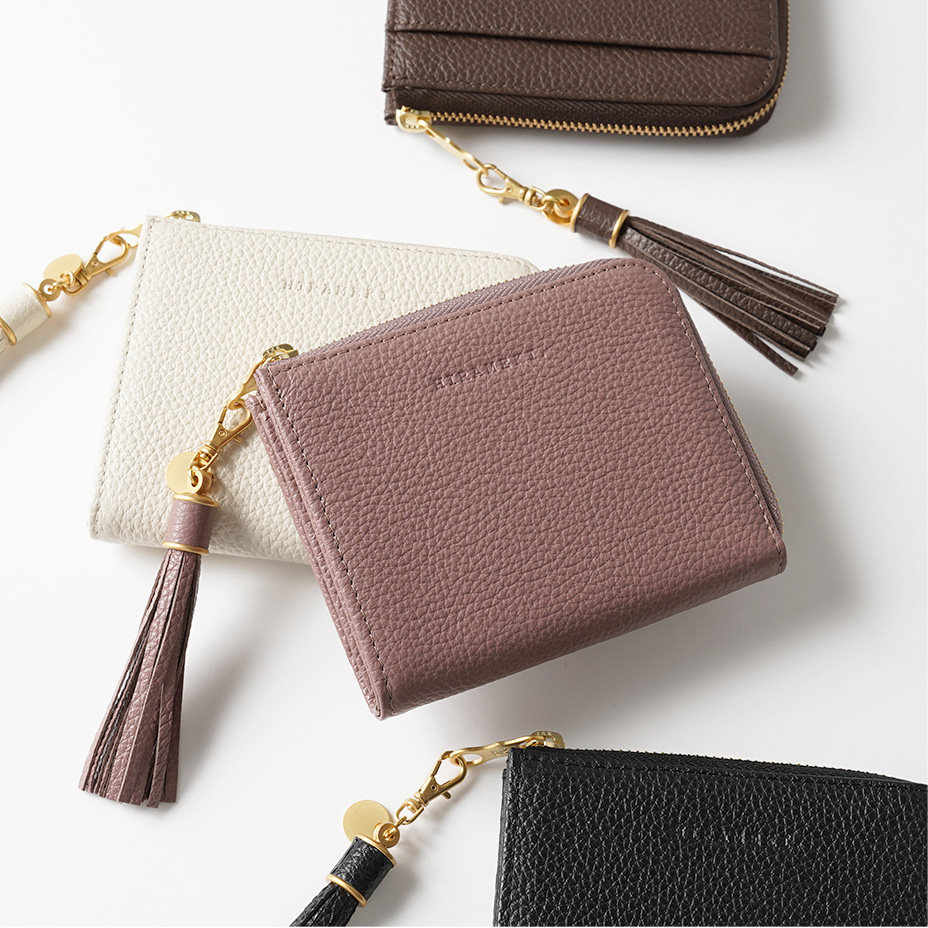 同色のタッセルチャームで華やかさをプラス