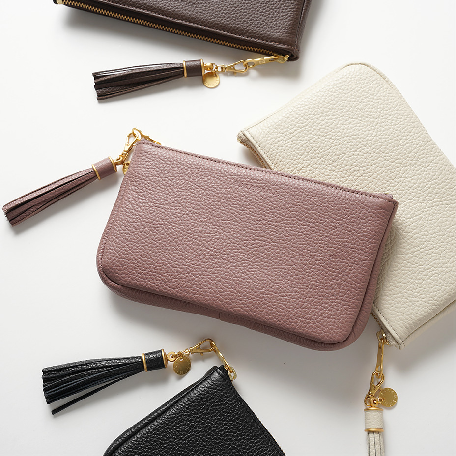 同色のタッセルチャームで華やかさをプラス