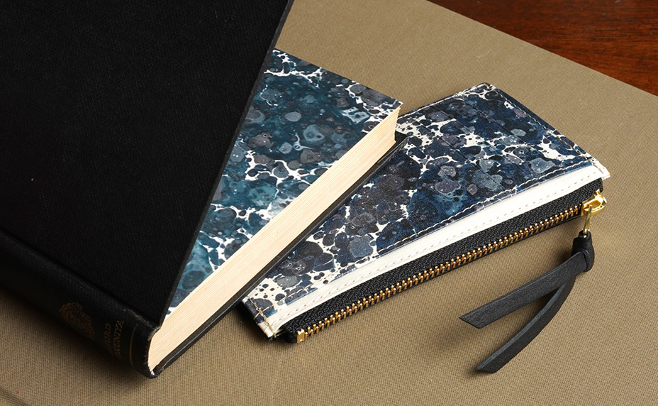 背面のアートイメージ