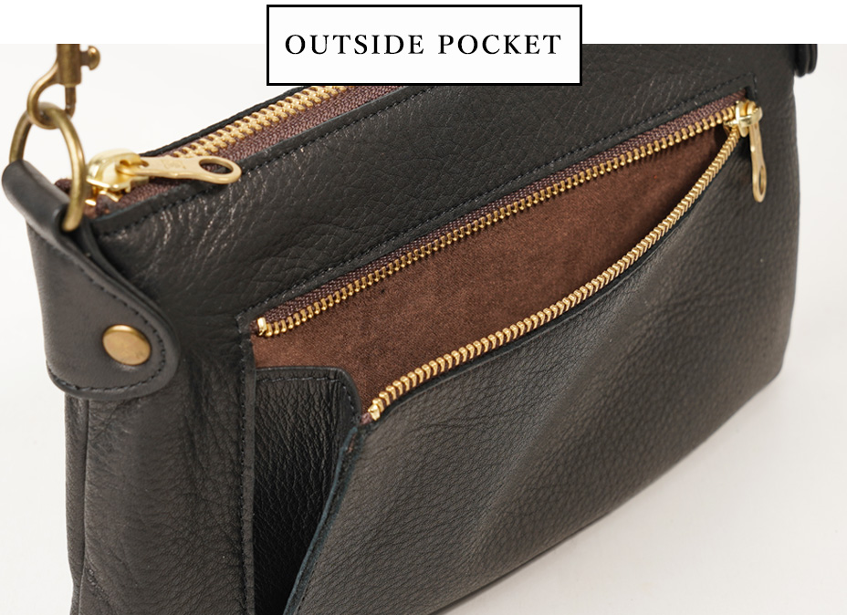 アクセスしやすい背面のマチ付きファスナーポケット