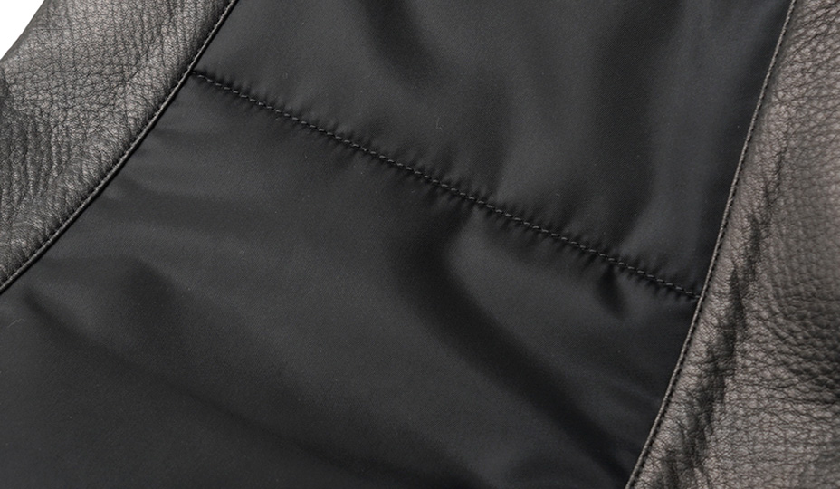 背中に中綿入りのナイロン素材