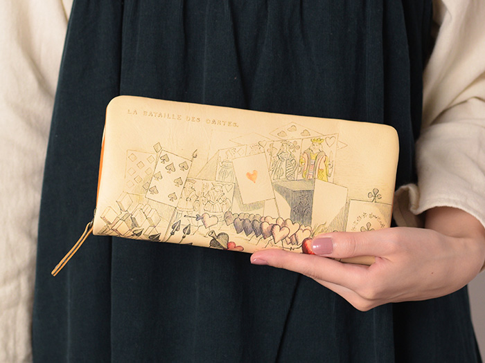 札入れを含むジャバラポケットが4か所、フリーポケットが2か所あるのでお札やレシートなどの仕分けがしたい方におすすめ。