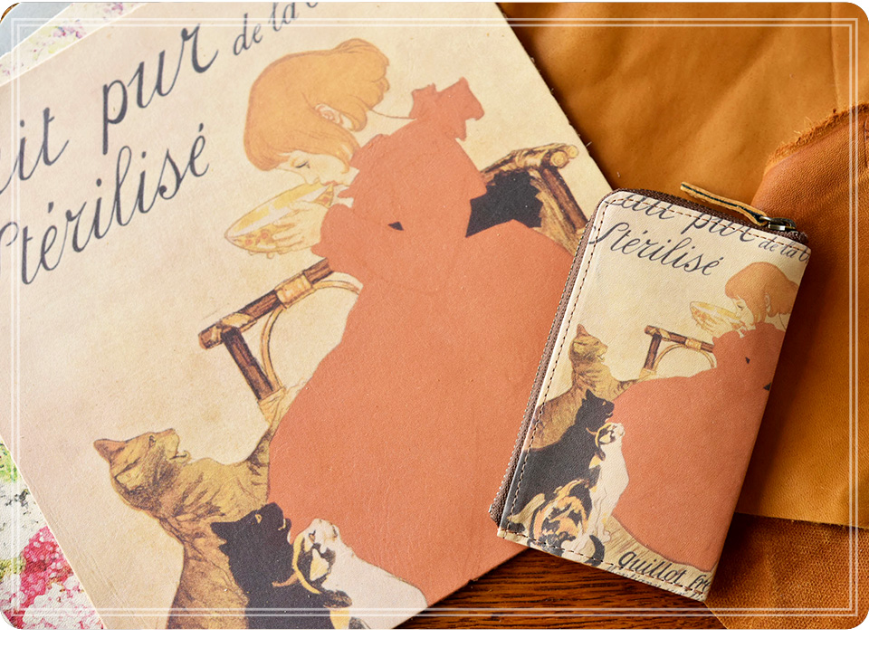 ラウンドシリーズに使用されているアートレザー、革のディテールイメージと、L型キーケース（スタンラン/ミルク柄）