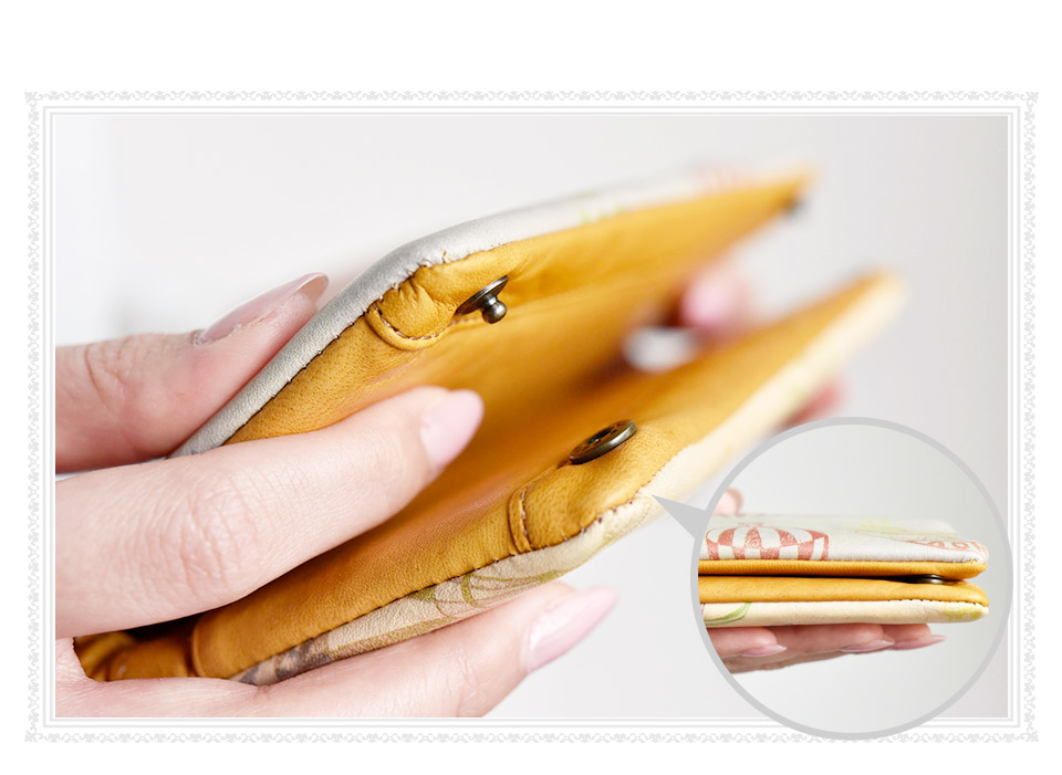 長財布のホック部分のズーム画像。