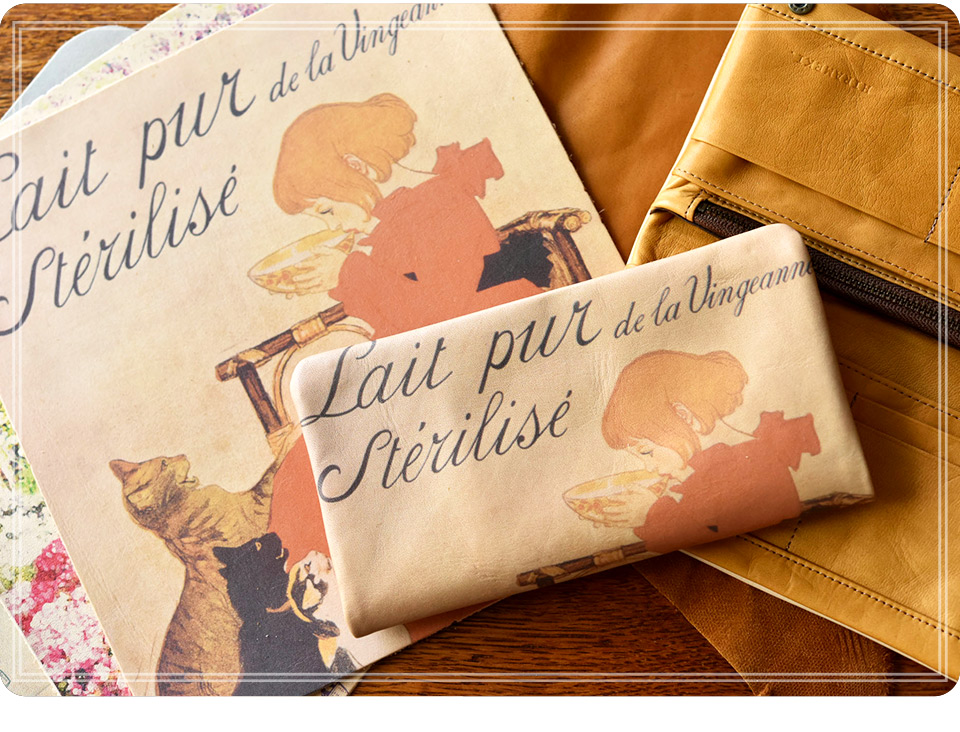 ラウンドシリーズに使用されているアートレザー、革のディテールイメージと、長財布（スタンラン/ミルク柄）