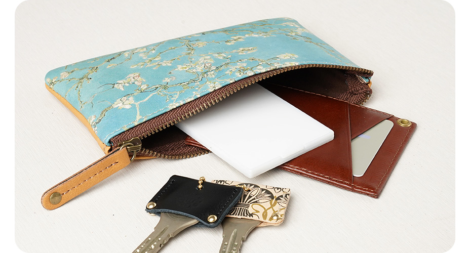 パスケースや鍵などを入れたイメージ