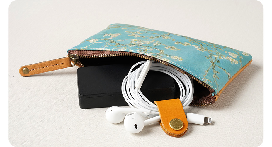 イヤホンや充電器などを入れたイメージ