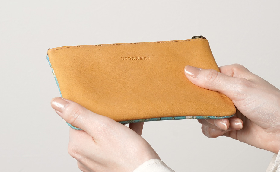 内側に使用している革も、きめが細かく滑らか