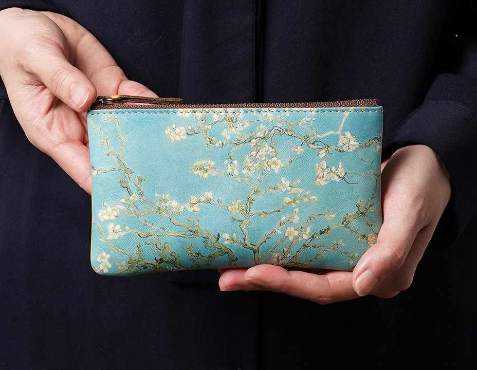 革に発色よく施された鮮やかなアート