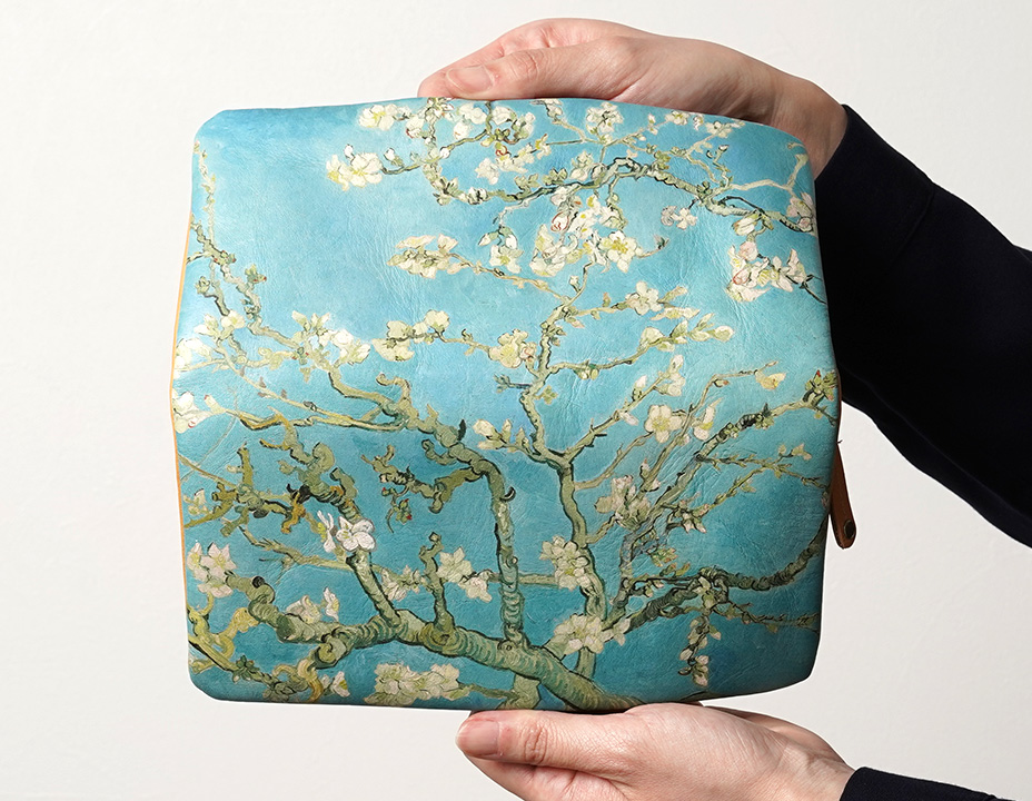 革に発色よく施された鮮やかなアート