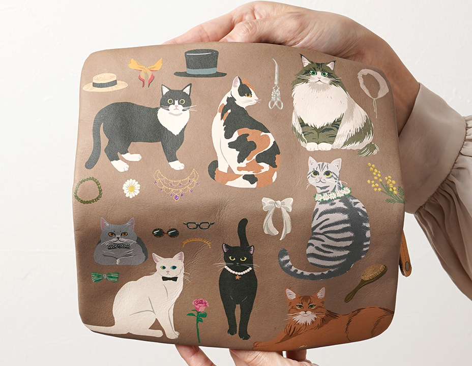 革に発色よく施された鮮やかなアート