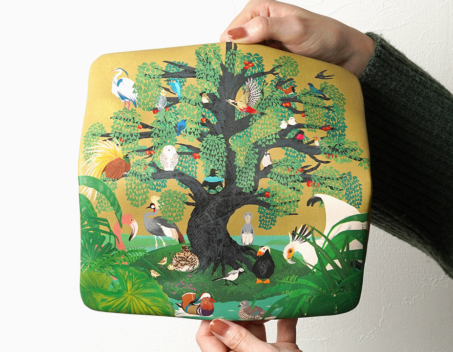 革に発色よく施された鮮やかなアート