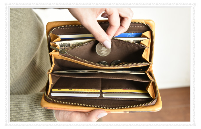 口が大きく開き、中身の出し入れがしやすい仕様