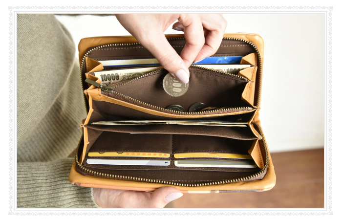 口が大きく開き、中身の出し入れがしやすい仕様