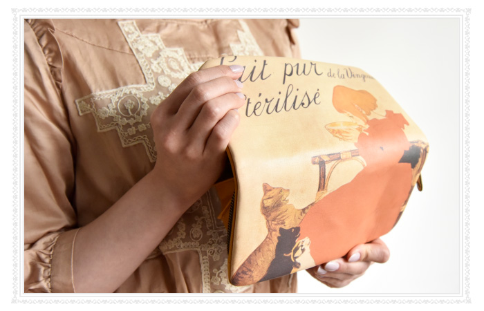 アートが施された一枚革を贅沢に使用