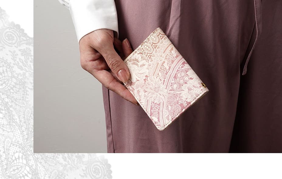 パスケースを持つ女性