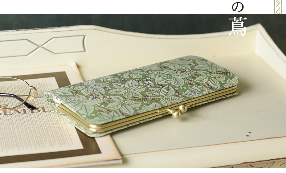 生け垣を伝う茨の蔦