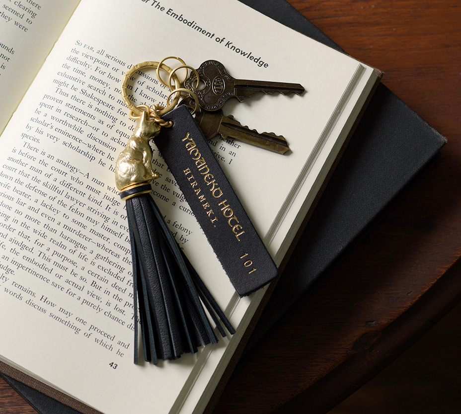 Yamaneko Hotel Bucket KEYRING