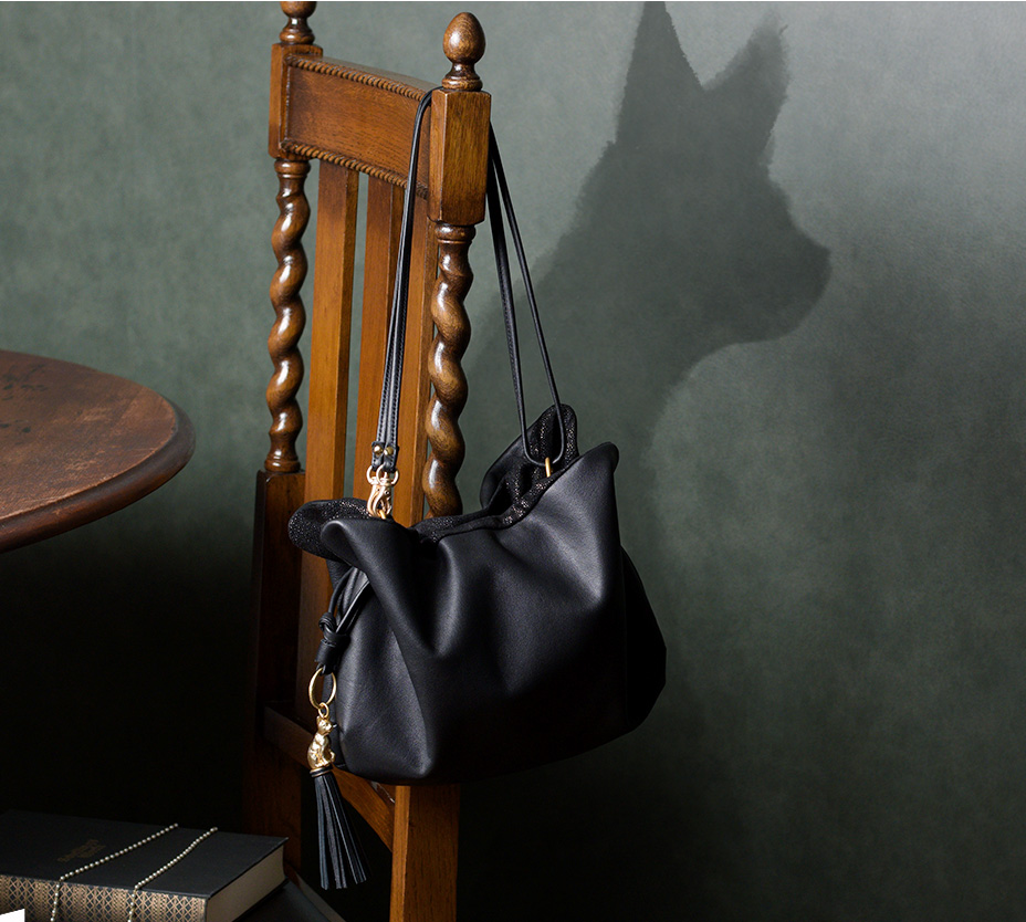 Yamaneko Hotel Bucket Pochette