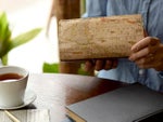 ホック一つでお財布を開閉でき、 スリムなのに、通帳もスッキリ入れる ことができるので、長財布が初めての 方にも人気です。