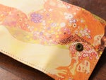 背面全体にアートを染色しているので、とても存在感があります。