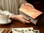 ホック一つでお財布を開閉でき、 スリムなのに、通帳もスッキリ入れる ことができるので、長財布が初めての 方にも人気です。