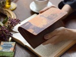 ホック一つでお財布を開閉でき、 スリムなのに、通帳もスッキリ入れる ことができるので、長財布が初めての 方にも人気です。