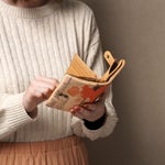 コロンとしたフォルムの可愛い二つ折り財布です。 両手にスッポリ収まるサイズで、小さいバッグの時にもお勧めです。 