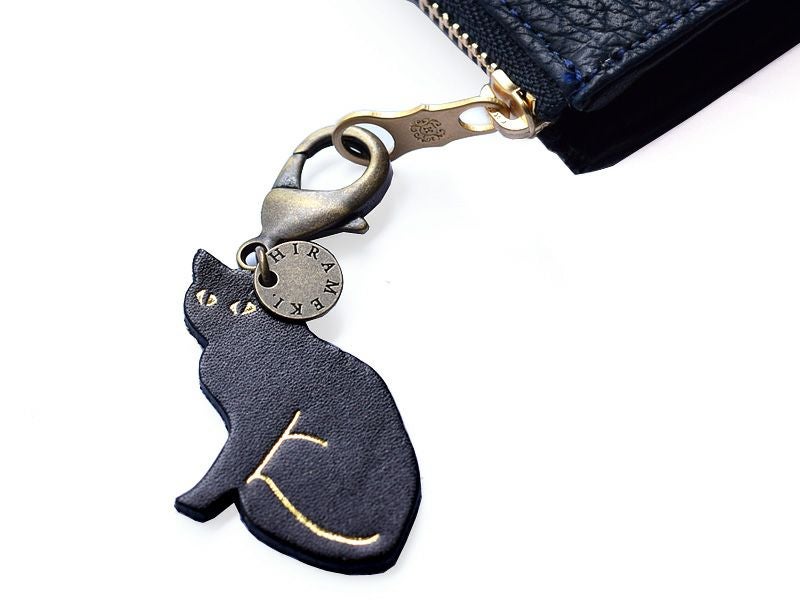 ファスナーや、ストラップ、キーホルダーなどの穴があるところへなら簡単に付けられます♪