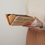 牛革に直接デザインを施すため、革本来の質感を損なうことなく経年変化を楽しめます。上質なやわらかさを加え、思わず触りたくなるような質感を追求しました。