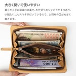 両サイドに４か所ずつとジャバラ背面にもカードポケットが付いています。