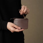 背面ポケット付きなのですぐに取り出したいカードやICカード入れにおすすめです。